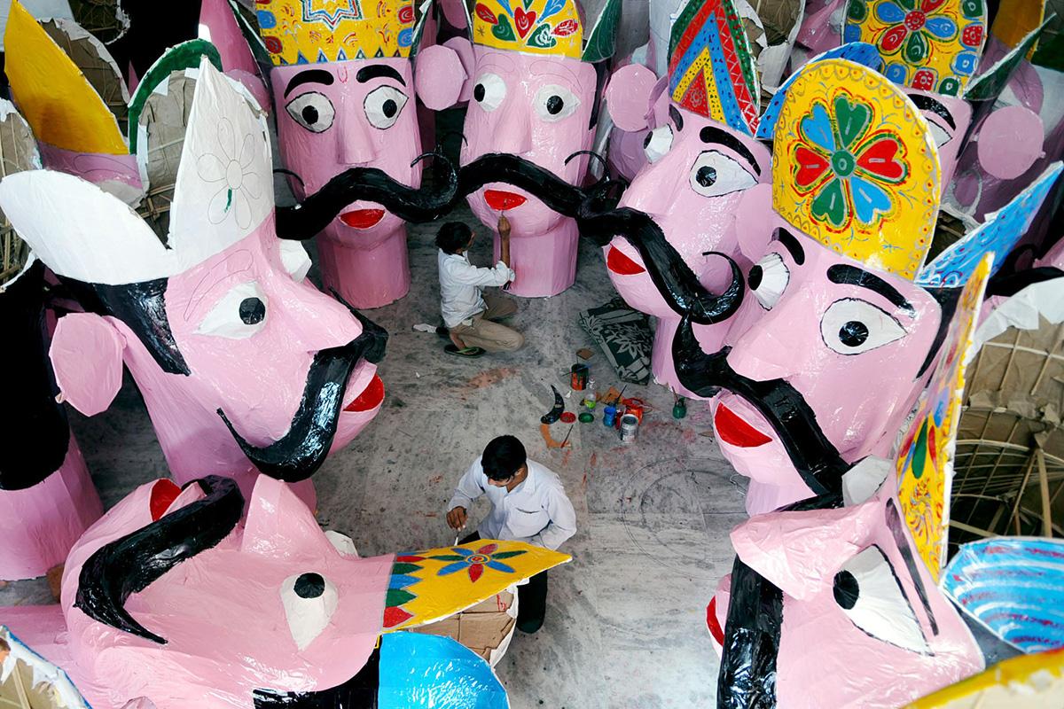Intian Jammussa valmistaudutaan Dussehra-juhlaan maalaamalla pahoja voimia edustavan Ravana-jumalan patsaita. Juhlan päätteeksi patsaat poltetaan symboliksi hyvien voimien voitosta.
